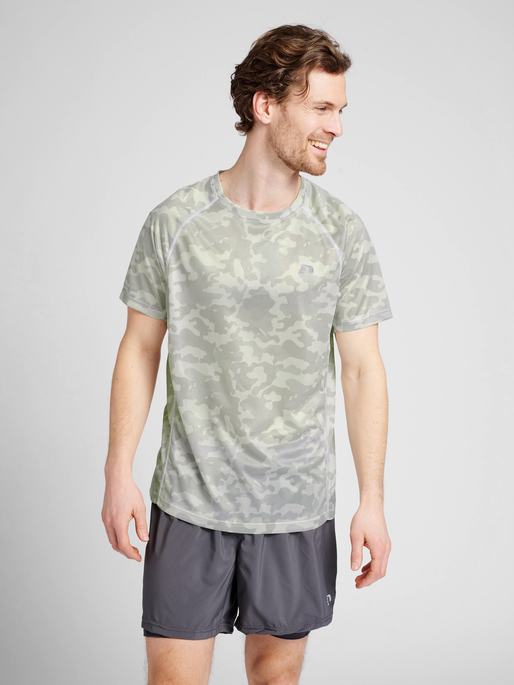 MEN RUNNING T-SHIRT S/S, OYSTER MUSHROOM AOP, model