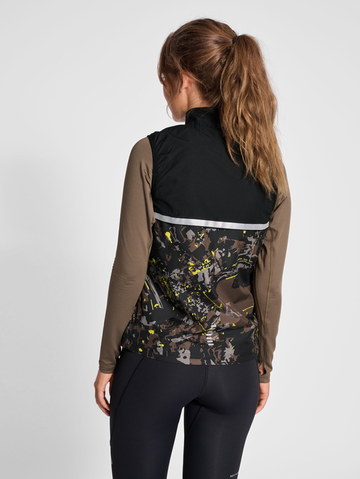 nwlGILBERT GILET WOMEN, TERRAIN AOP, model