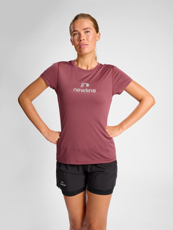 nwlBEAT TEE WOMAN, MAROON, model