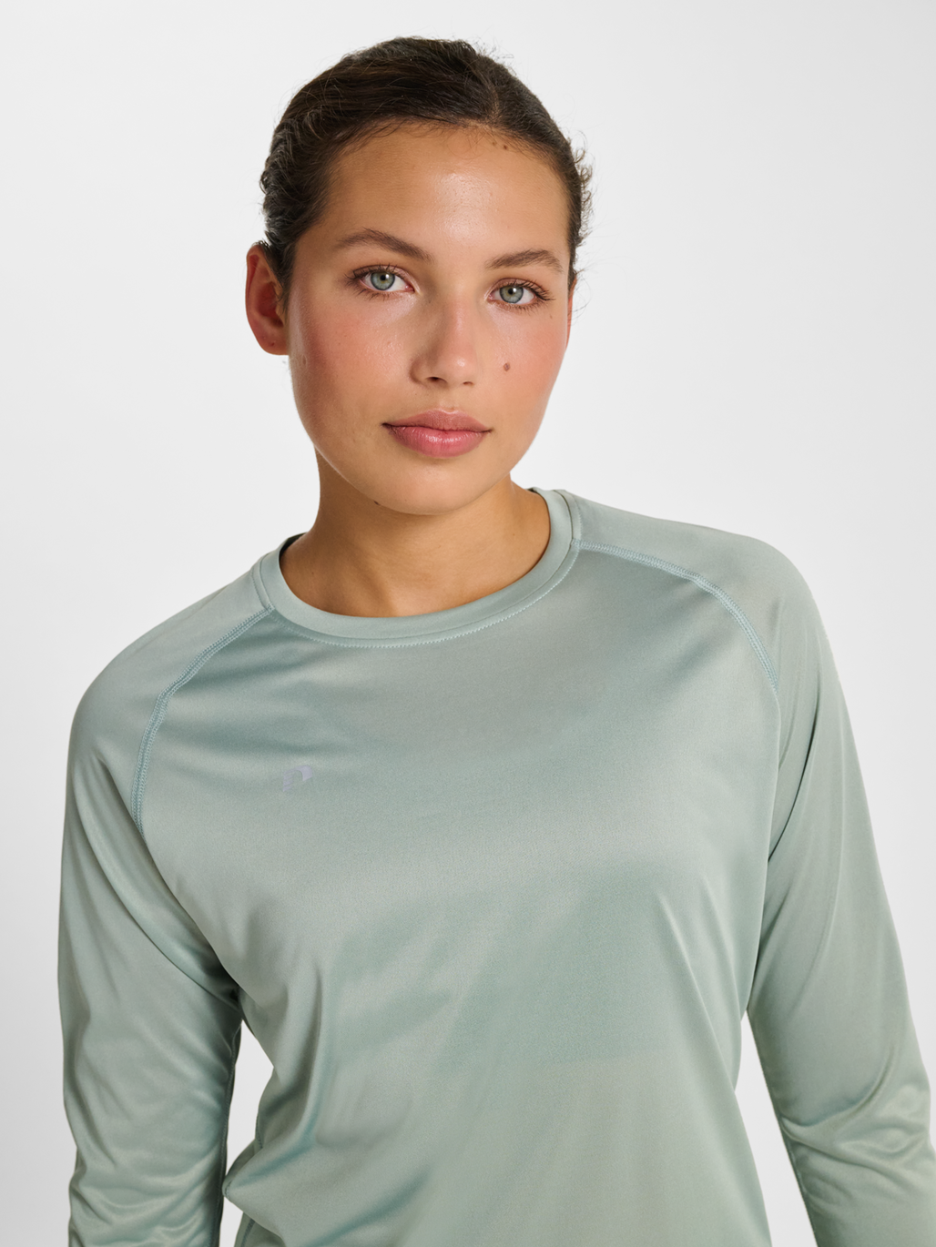 nwlBEAT W T-SHIRT L/S, GREEN MILIEU, model