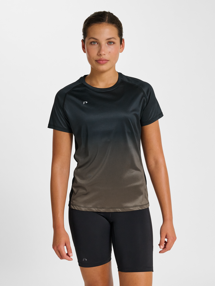 nwlBEAT GRADIENT W T-SHIRT, BLACK IRIS, model