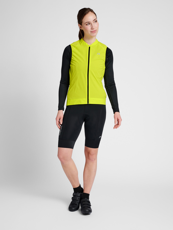 WOMENS CORE BIKE GILET, EVENING PRIMROSE, model