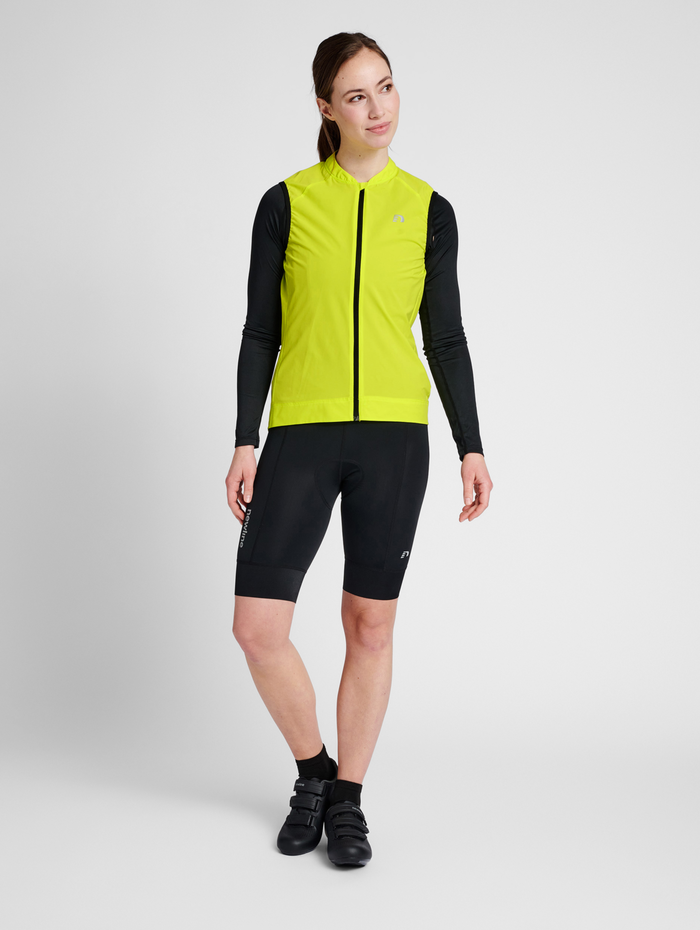 WOMENS CORE BIKE GILET, EVENING PRIMROSE, model