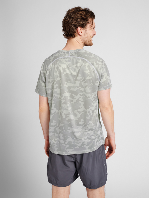 MEN RUNNING T-SHIRT S/S, OYSTER MUSHROOM AOP, model